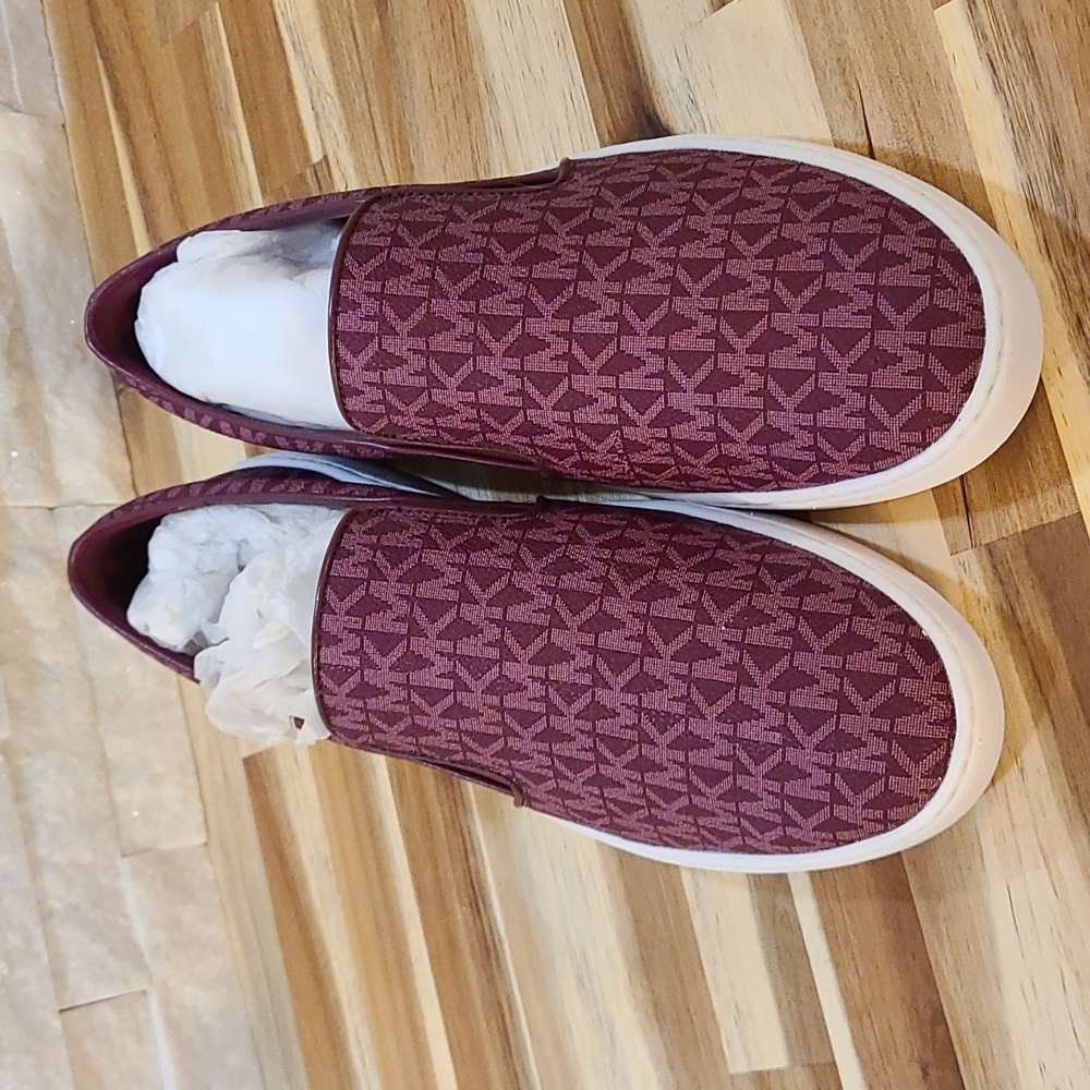 Michael Kors 11 burgandy